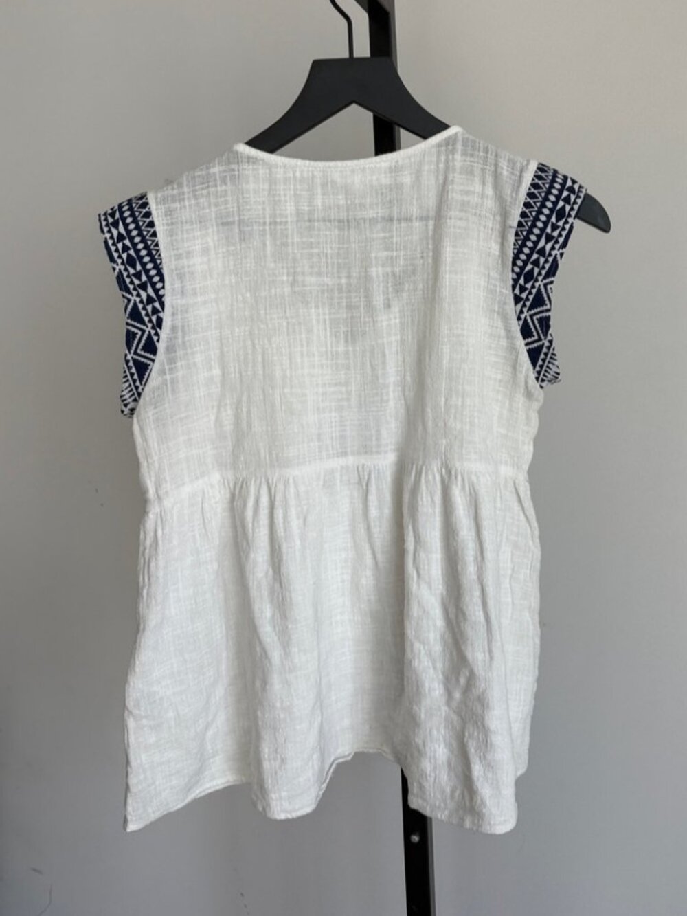 White top size XS - Picture 2 of 2